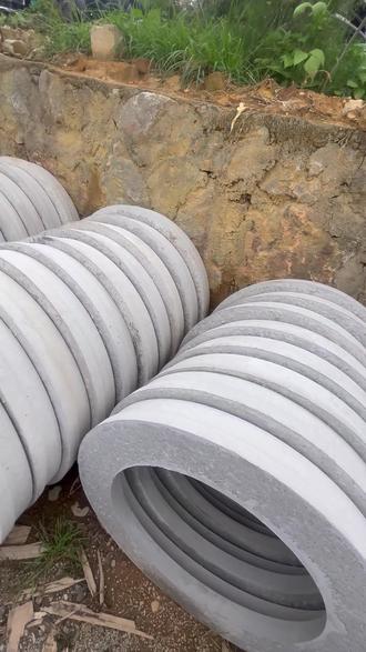 圓井蓋井座 新鮮出爐的水泥制品圓井蓋井座#施工現(xiàn)場實拍 #塑鋼模板 #